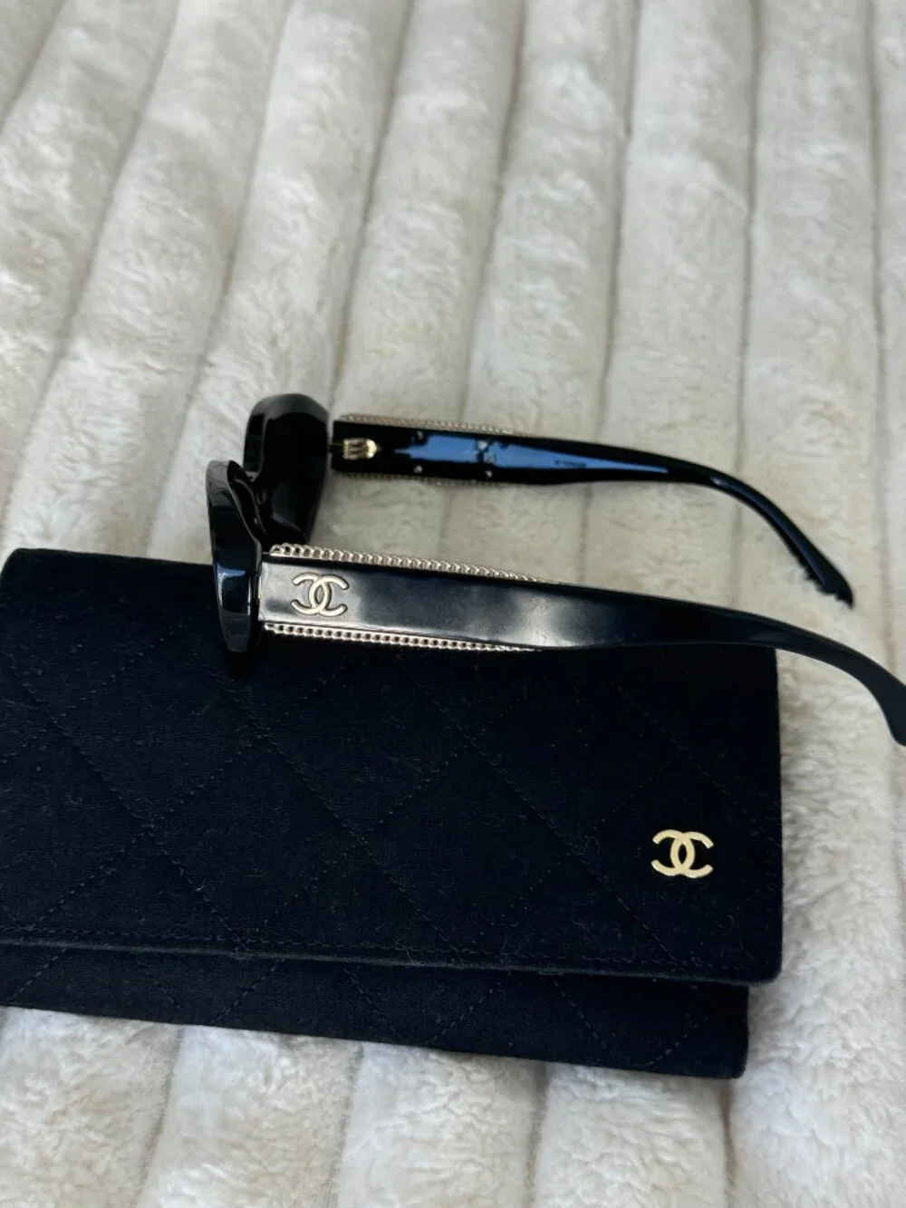 Chanel Oval Sunglasses – Black | Excellent Condition